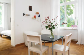 Blick über den Wohnraum in das Schlafzimmer. Blick über den Wohnraum in das Schlafzimmer.