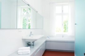 4 Bad 06091 Großzügiges Bad mit Badewanne und Dusche.